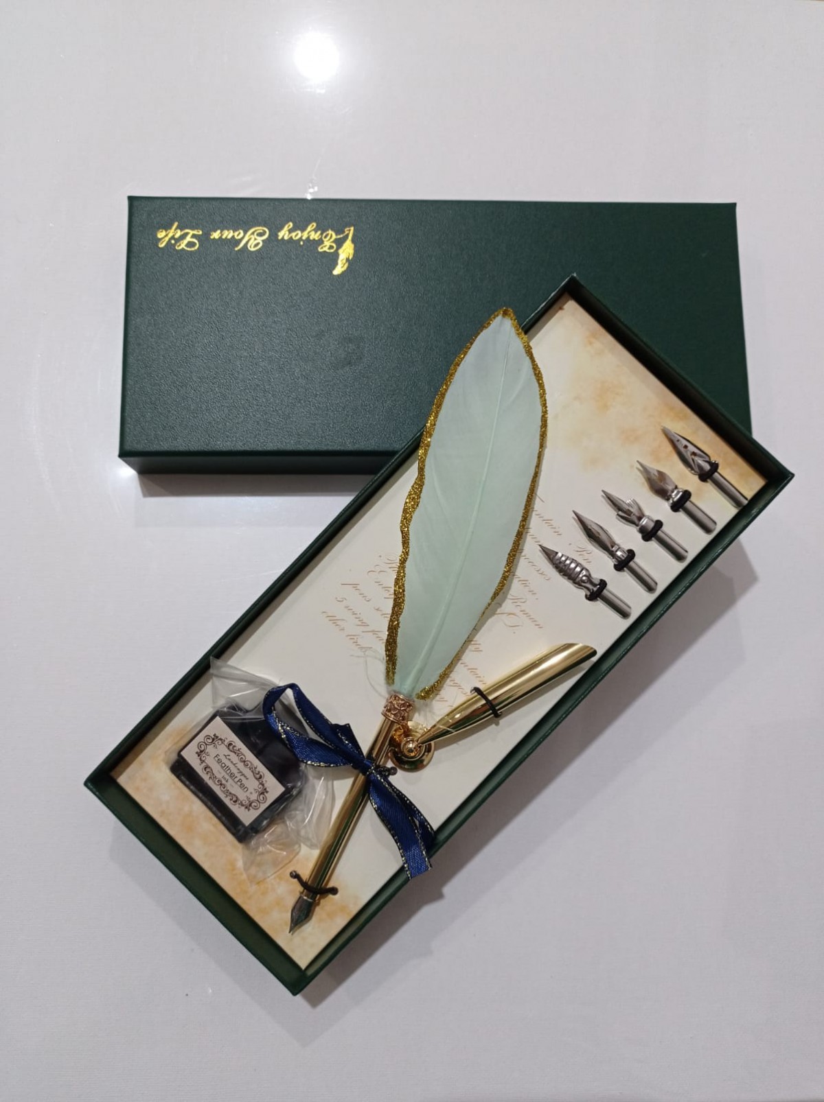 Açık Yeşil Tüylü Dolma Kalem Seti Açık Yeşil Tüylü Dolma Kalem Seti