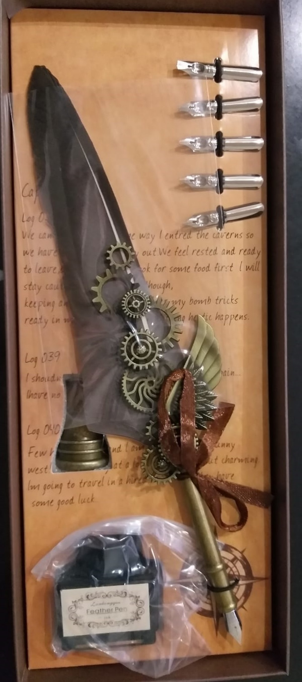 Tüylü Mühürlü Dolma Kalem Seti Koyu Gri Tüylü Mühürlü Dolma Kalem Seti Koyu Gri