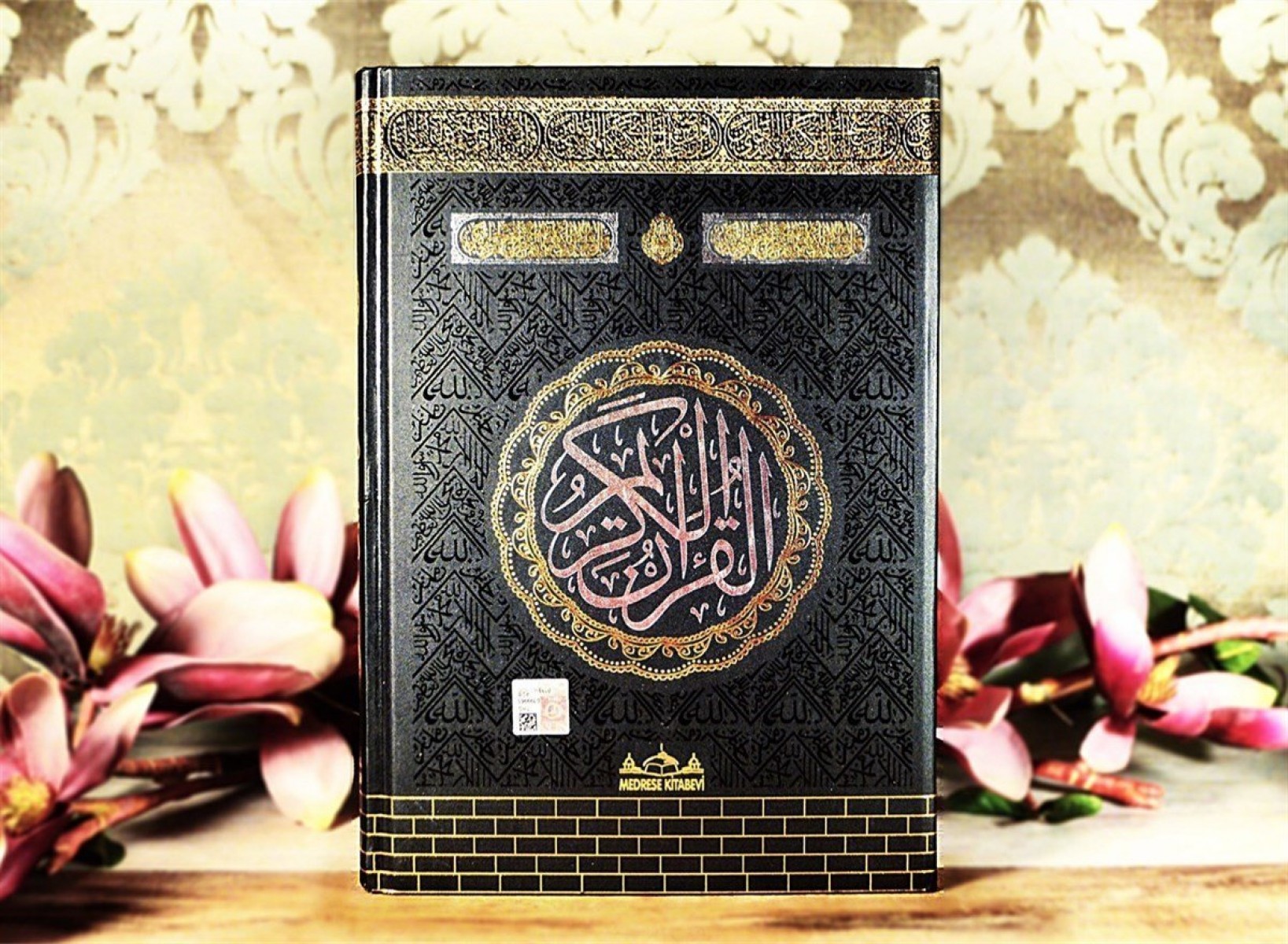 Küçük  Boy Kuranı Kerim Ciltli Makrepli Kabe Desenli (25cm X 17cm) Seccade Hediyeli