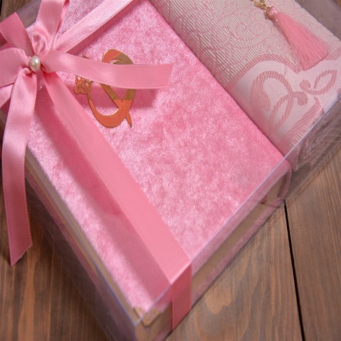 Kutulu Kadife Kuranı Kerim İnci Tesbihli Simli Goblen Seccadeli  Pembe Renk Kutulu Kadife Kuranı Kerim İnci Tesbihli Simli Goblen Seccadeli  Pembe Renk