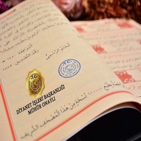 Kutulu Kadife Kuranı Kerim İnci Tesbihli Simli Goblen Seccadeli  Pembe Renk Kutulu Kadife Kuranı Kerim İnci Tesbihli Simli Goblen Seccadeli  Pembe Renk
